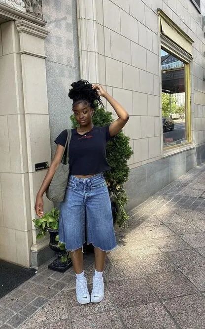 Everyday Black Women Outfits, Jorts Outfit Ideas For Women, Streetwear Fashion Women Summer Shorts, Outfit Inspo Teen Girl, Outfit Streetwear Girl, 90s Inspired Streetwear Shorts For Summer, Baggy Jorts Outfit Women’s, Jort Fits, Tomboy Fashion Summer