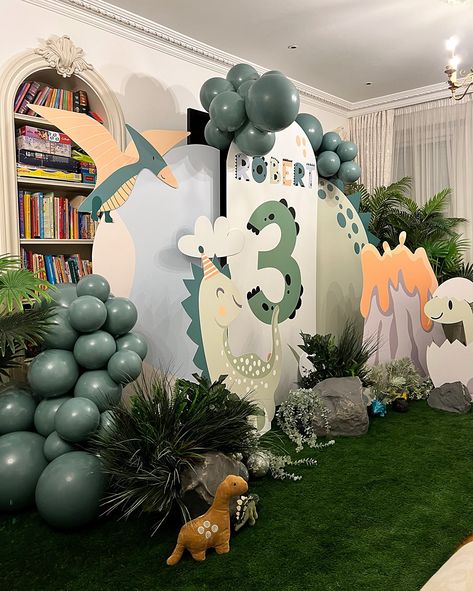 🎈🦖 Roar-Some Birthday Surprise! 🦖🎈with @svetlana.zaxarov We had an absolute blast creating this dinosaur-themed balloon setup for a special little one turning 3 who absolutely loves dinosaurs! 🥳🦕 From vibrant latex balloons to eye-catching foil dinos, every detail was crafted to bring joy and excitement to the birthday celebration. 🎉✨ Seeing the happiness on their face is what makes our job so rewarding! 💖 #BirthdaySurprise #DinosaurParty #BalloonDecor #dinoparty #3rdbirthday #dinosaur #... Dino Backdrop, Dinosaur Balloons, Dinosaur Theme Party, Event Backdrop, Dino Party, Dinosaur Theme, 3rd Birthday Party, Dinosaur Party, July 10