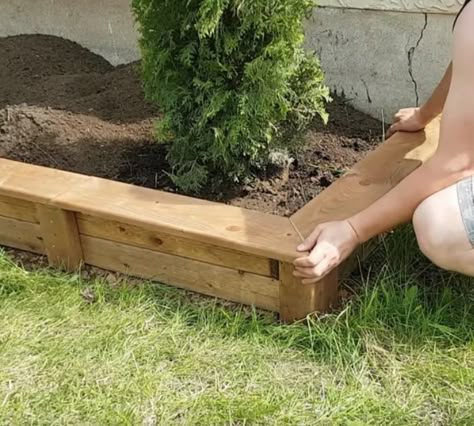 Make a DIY easy cheap garden bed edge anyone can do Wood Landscape Edging, Garden Edging Ideas Cheap, Wood Garden Edging, Wooden Garden Edging, Cheap Garden Beds, Garden Edge, Flower Bed Borders, Garden Bed Ideas, Flower Bed Edging