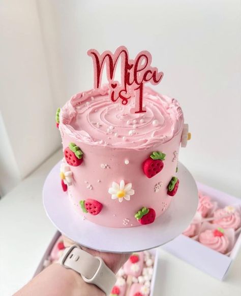 Strawberry Shortcake Birthday Cake, Fruit Birthday Cake, Strawberry Birthday Cake, Strawberry Shortcake Birthday, Pastel Baby Shower, Strawberry Shortcake Party, Fruit Birthday, Strawberry Party, Kids Party Food