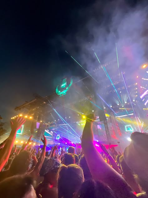 Ultra music festival. In crowd. Lights and laser show. Rave. Rave Aesthetic. Music festival aesthetic. Ultra Miami Festival, Rave Astethic, Rave Girl Aesthetic, Rave Aesthetic Wallpaper, Raver Aesthetic, Rave Pics, Rave Photos, Edm Aesthetic, Rave Core