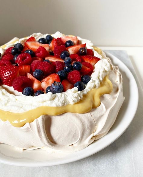 Pavlova With Lemon Curd, Pavlova Recipes, Pavlova Toppings, Cake With Frosting, Chocolate Quinoa, Pavlova Dessert, Quinoa Cake, Meringue Cake, Pavlova Recipe