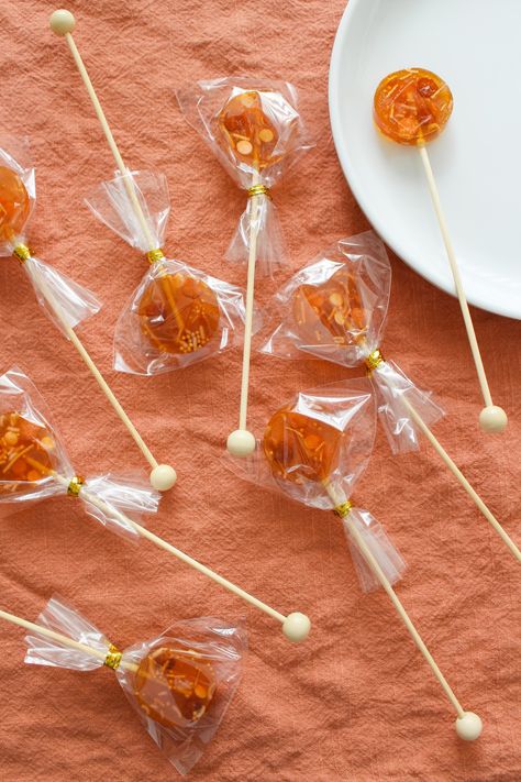 Easy Presents, Cozy Fall Drinks, Honey Ideas, Homemade Lollipops, Honey Pops, Lollipop Recipe, Candy Valentines, Lollipop Favors, Hard Candy Lollipops