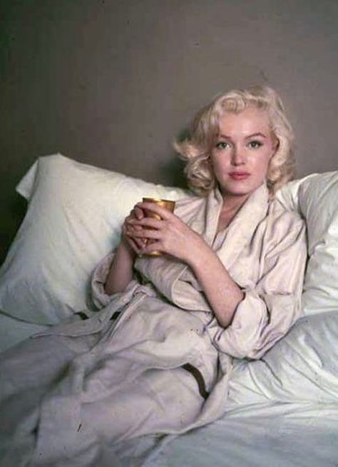 Marilyn”Bed Sitting” Photographed by Milton Greene 1953 Marilyn Monroe Milton Greene, Marilyn Monroe Gif, Marilyn Monroe Life, Milton Greene, Norma Jean Baker, Photograph Album, Candle In The Wind, Joe Dimaggio, Marilyn Monroe Photos