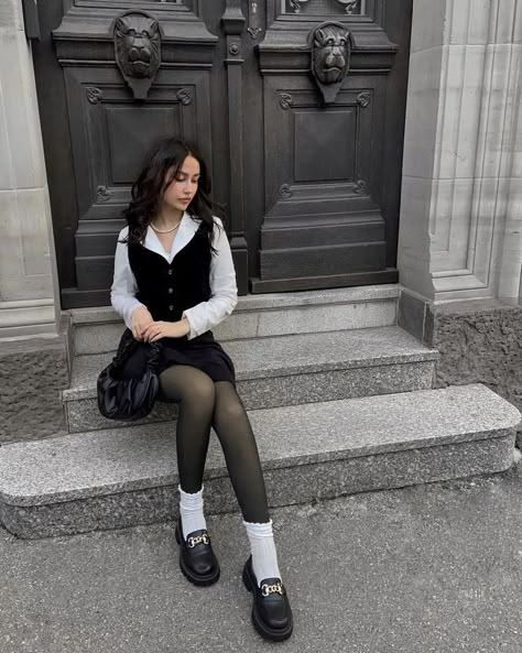 Black And White Outfit, Loafers Outfit, Outfit Mujer, Paris Outfits, White Socks, 가을 패션, Outfit Inspo Fall, Look Vintage, Formal Outfit