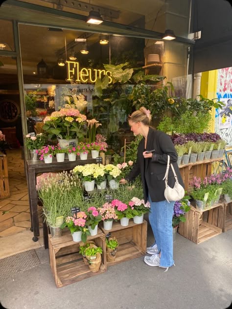 Boutique Flower Shop, Flower Shop Cafe Aesthetic, Interior Design Flower Shop, Floral And Gift Shop Ideas, Flower Cafe Design, Flower And Bakery Shop, Cute Florist Shop, Florist Interior Design, Garden Shop Aesthetic