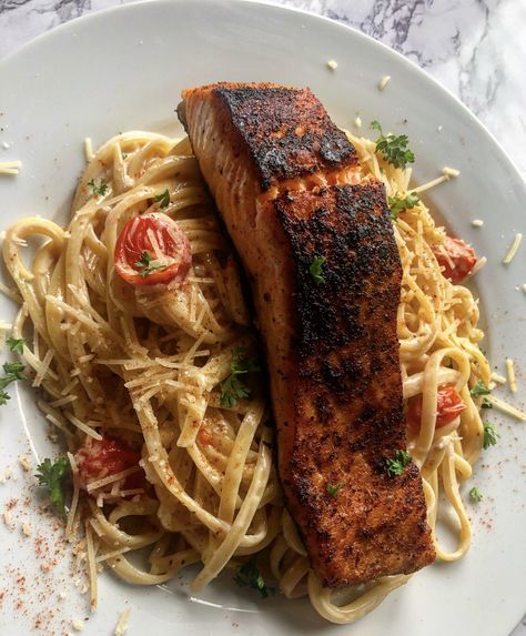 Salmon Linguine, Creamy Seafood Pasta, Creamy Salmon Pasta, Salmon Pasta Recipes, Creamy Seafood, Creamy Salmon, Linguine Recipes, Glam Kitchen, Linguine Pasta