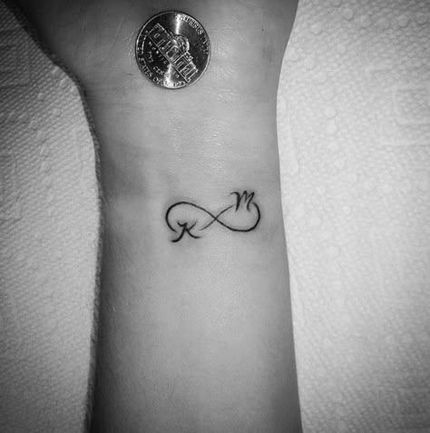 Small Infinity Tattoo With Initials. Couples Symbols, Small Infinity Tattoos, Infinite Tattoo, Tattoo Ideas For Couples, Tiny Wrist Tattoos, Petit Tattoo, Mother Tattoos, Infinity Tattoos, Initial Tattoo