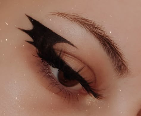 sharp bat wing eyeliner makeup look #makeup #eyeliner #makeuplook #eyemakeupideas Bat Wing Eye Makeup, Halloween Makeup Looks Bat, Batwing Eyeliner Halloween, Sharp Black Eyeliner, Bat Eyeliner Makeup, Two Wing Eyeliner, Bat Liner Hooded Eyes, Bat Winged Eyeliner, Black Eyeliner Looks Creative