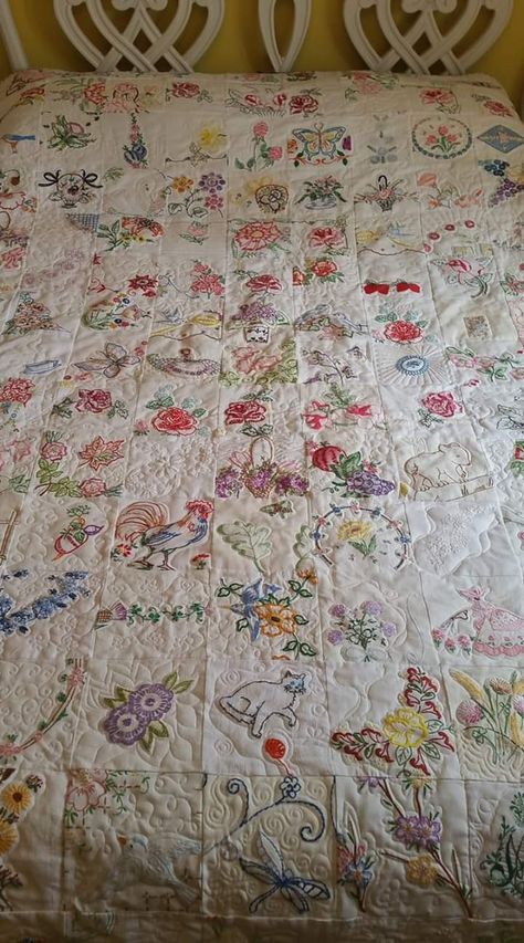 Wedding Quilt Embroidery Ideas, Scriptures Verses, Vintage Handkerchiefs Crafts, Handkerchief Crafts, Shabby Chic Quilts, Quilt Embroidery, Vintage Quilts Patterns, Vintage Needlework, Embroidered Quilts