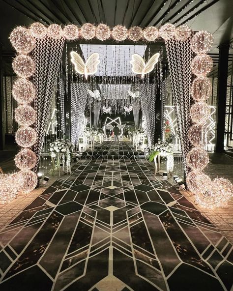 Sangeet Pathway Decor, Wedding Entry Ideas Reception Entrance, Mirror Walkway Wedding, Night Decoration Wedding, Sangeet Passage Decor, Wedding Passage Decoration, Event Gate Design Entrance, Wedding Pathway Decor, Cocktail Party Decorations Night