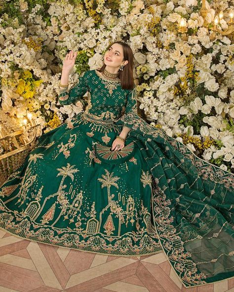 Mehndi Lehenga, Mughal Motifs, Bridal Hijab Styles, Brides Sister, Female Clothes Outfits, Beautiful Bridal Dresses, Raw Silk Lehenga, Lehenga Designs Simple, Fancy Sarees Party Wear