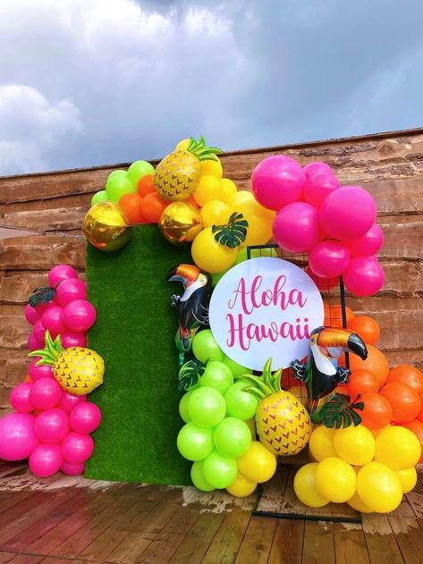 Flamingo Birthday Party Balloons, Aloha Party Decorations Hawaiian Luau, Birthday Party Themes For Adults Summer, Hawaiian Party Balloon Decorations, Hawaiian Balloon Decor, Tropical Party Balloons, Tropical Theme Pool Party, Hawaiian Balloon Decorations, Aloha Birthday Party Ideas