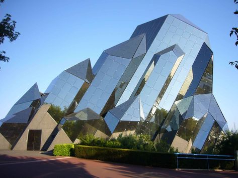 25 World Best Iconic Buildings of Modern Architecture Queenslander Architecture, Modern Queenslander, Architecture Cool, Architecture Baroque, Futuristic Building, Modern Architecture Building, Unusual Buildings, Architecture Wallpaper, Modern Architects