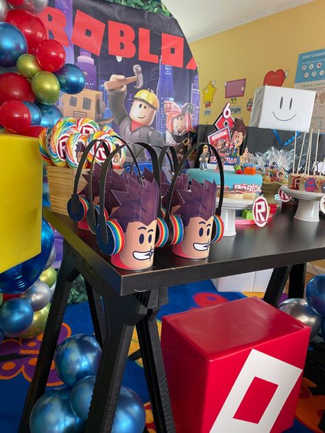 Roblox Centerpieces Ideas, Roblox Birthday Theme, Roblox Theme Party, Roblox Party Ideas, Roblox Themed Birthday Party, Roblox Party Favors, Roblox Birthday Party Ideas, Roblox Birthday Party, 7th Birthday Boys