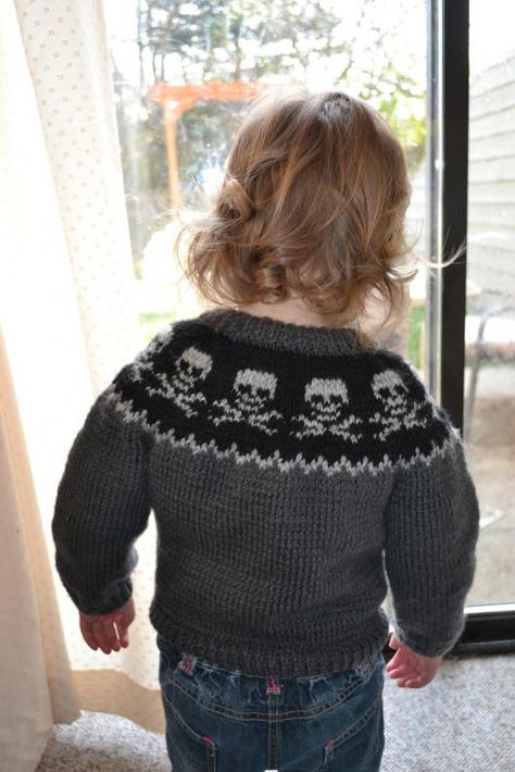 Skull Sweater Pattern Free Sweater Pattern, Jumper Ideas, Crochet Skull, Hand Knitted Jumpers, Skull Sweater, Jumper Patterns, Rock Outfit, Knit Picks, Needle Work