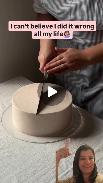 Carla Madureira on Instagram: "I can't believe I did it wrong all my life🤦🏽‍♀️  This video shows the right way to cut the cake!  I just learned that! How about you? Did you know about this method ?  Follow us for more hacks!  Credits to @kalabasa #letsmakeez #hacks #easyliving #homehacks #canada #cake #CakeHack #cuttingcake #KitchenHacks" Homemade Christmas Cake, New Kitchen Gadgets, Pet Paradise, Cooking Advice, An Apron, Sweet Delights, Color Crush, Viral Post, Culinary Skills