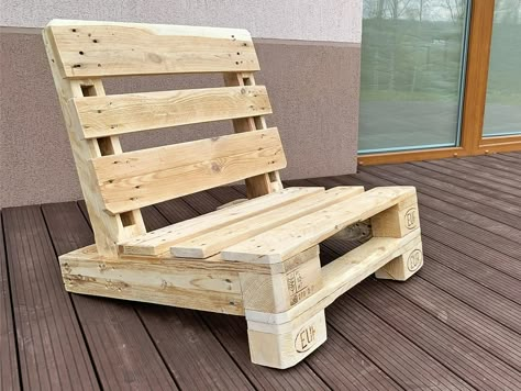 Chair From Pallets, Deck Details, Diy Wood Pallet Projects, Pallet Chair, Pallet Projects Furniture, Pallet Patio, Pallet Furniture Outdoor, Wood Pallet Projects, Diy Chair