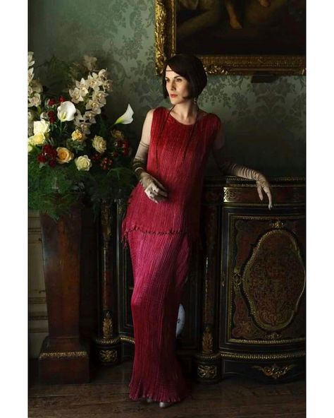 Michelle Dockery in an original Delphos gown by Fortuny, Downton Abbey (2010-15) ♥️ Downtown Abbey Fashion, Downton Abbey Costumes, Downton Abbey Movie, Lady Mary Crawley, Mary Crawley, Downton Abbey Dresses, Style Année 20, Downton Abbey Style, Mariano Fortuny