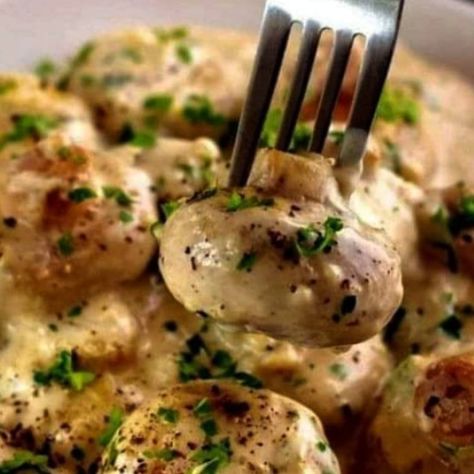 Mushroom Garlic Parmesan - MAKINGOURLIFEMATTER Garlic Parmesan Mushrooms, Parmesan Mushrooms, Recipes Mushrooms, Keto Veggies, Creamy Garlic Mushrooms, Free Keto Meal Plan, Mushroom Dish, Keto Sides, Creamy Parmesan