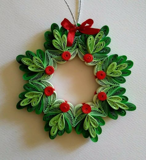 Quilling On Wood, Quilled Cards Ideas, Quilling Christmas Patterns, Quilling Christmas Wreath, Christmas Quilling Ideas Greeting Card, Paper Quilling Ornaments, Christmas Card Quilling, Christmas Paper Quilling, Christmas Quilling Cards