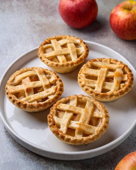 Mini Apple Pies Mini Pies Videos, How To Make Mini Apple Pies, Individual Pies Thanksgiving, Cupcake Pies Mini, Homemade Mini Apple Pies, Apple Pie In Muffin Tin, Muffin Apple Pie, Individual Pie, Mini Apple Pies Recipe