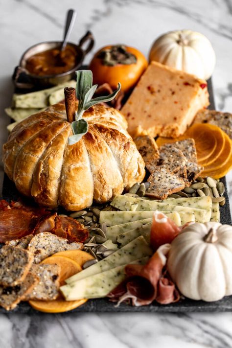 Friendsgiving Baked Brie, Aesthetic Fall Dinner Party, Fall Cheeseboard Ideas, Fall Inspired Party Food, Pumpkin Carving Party Aesthetic, Nut Board Ideas, Baked Brie Recipes Thanksgiving, Friendsgiving Buffet Setup, Pumpkin Charcuterie Board Ideas