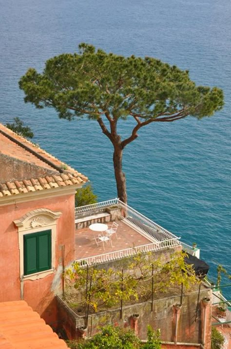 Amalfi Coast House | 10 Best Beach House Getaways Italian House By The Sea, Amalfi Coast Architecture, Amalfi Architecture, Italian Beach House, Italy Seaside, Beach House Getaway, Italy Coast, Italian Beaches, Lake Villa