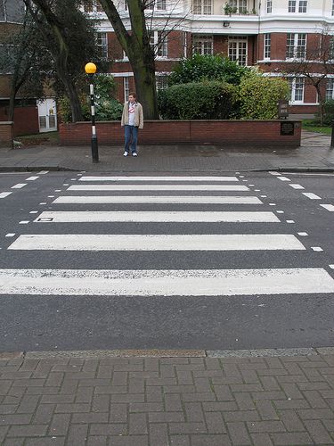 Beatles Abbey Road Crossing. London England Abbey Road Aesthetic, Abbey Road Wallpaper, London Beatles, Beatles London, Abbey Road Beatles, Abbey Road London, Abbey Road Crossing, Abby Road, Road Crossing