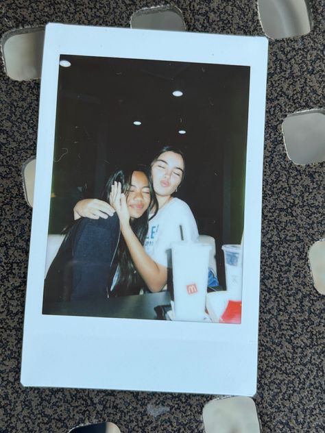 Aesthetic Polaroid Pictures With Friends, Friend Poloroid Pictures, Polaroid Camera Photos, Polaroid Pictures Poses Best Friends, Cute Poloroid Pictures Ideas Friends, Polaroid Pictures With Best Friend, Friends Film Aesthetic, Poloroid Pictures Ideas Best Friend, Polaroid Pictures Aesthetic Friends