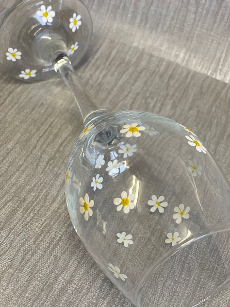 Beautifully hand painted daisy wine glass set Available in sets of 4 or 6   A pretty wine glass set that would make a lovely & unique gift for any occasion or even for yourself.  An elegant and eye catching choice for spring & summer garden entertaining.  Hand painted with acrylic paints and heat fixed to preserve the design.  Is daisies is not quite what you're looking for the why not take a look at my 'Forget Me Not' wine glass sets also available in my shop. Glasses Painting Designs, Glass Wine Painting Ideas, Wine Glass Designs Painted, Paint Glasses Wine Diy, Cute Painted Wine Glasses, Spring Painted Wine Glasses, Paint On Glass Ideas, Wine Painting Glasses Ideas, Painting Glasses Ideas