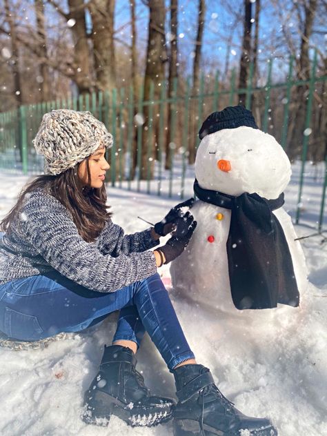 Do you want to build a snowman??#snow #snowman #winters Simla Manali Outfits, Snow Selfies Ideas, Building A Snowman Aesthetic, Poses For Snow Pictures, Photo Poses In Snow, Snow Inspo Pics, Simla Manali Photography, Snow Photoshoot Aesthetic, Poses In Snow Photo Ideas