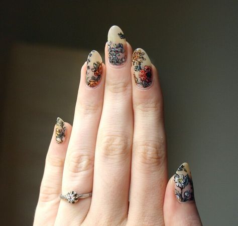 Beautiful floral nails Regal Nails Design, Botanical Nails, Botanisches Tattoo, Botanical Tattoo, Floral Nail, Floral Nail Art, Her Nails, Floral Nails, Chic Nails