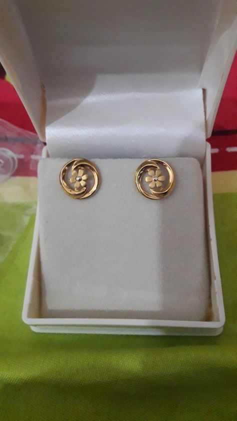 Gold Studs Designs For Daily Use, Earings Gold Design Modern, Simple Gold Earrings Indian, Small Earrings Gold Studs, Gold Small Earrings Studs, Gold Earrings Designs Modern, Simple Earrings Gold Indian, Small Earrings Gold Simple, Gold Earrings Designs Indian