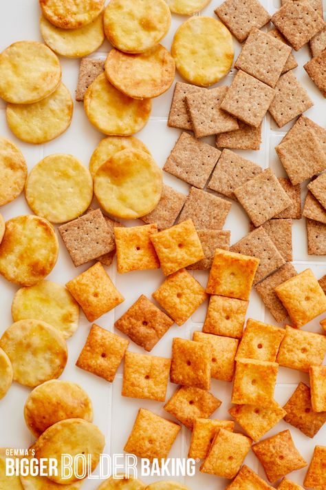 Homemade Wheat Thins Recipe, Homemade Ritz Cheese Crackers, Homade Cheezits, Jatz Crackers Recipes, Homemade Wheat Thins, Diy Saltine Cracker Recipes, Diy Healthy Crackers, Wheat Thins Recipe, Easy Crackers Recipe