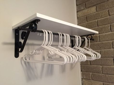 10 formas prácticas de crear un pequeño armario cuando no tienes clóset - Mujer de 10 Closet Brackets, Diy Lavanderia, Cafe Curtain Rods, Room Storage Diy, Hang Clothes, Hiasan Bilik Tidur, Cafe Curtain, Laundry Room Shelves, Clothes Closet Organization