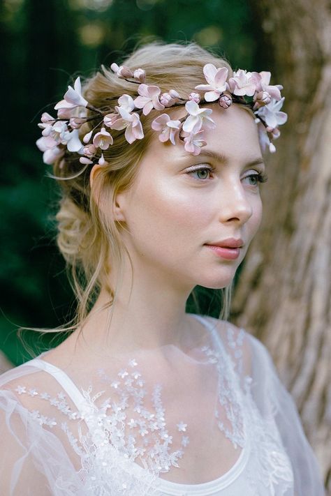 Flower Crown Outfit, Tiara Floral, Rustic Accessories, Floral Crown Wedding, Floral Tiara, Boho Flower Crown, Flower Crown Hairstyle, Rose Crown, Bridal Makeup Wedding