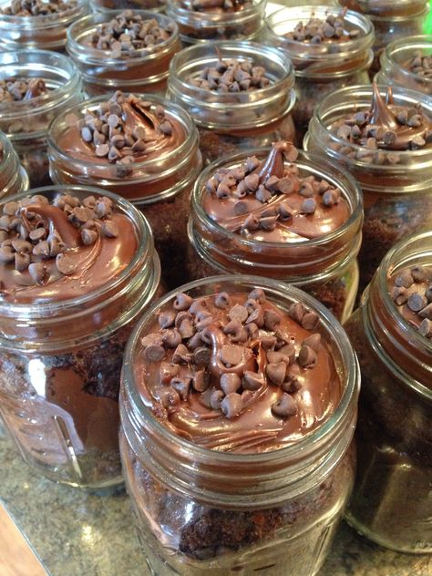 Triple chocolate cake in a jar Chocolate Cake In A Jar, Choco Jar, Mason Jar Cakes, Jar Cake, Jar Desserts, Chocolate Jar, Cake Jars, Cake Cups, Triple Chocolate Cake