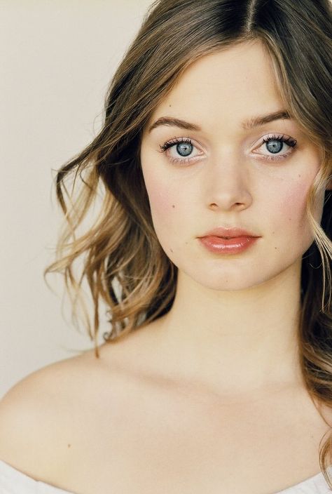 Bella Heathcote Wander Outfit, Soft Bridal Makeup, Bella Heathcote, Soft Make-up, Minimalist Makeup, Bridal Makeup Natural, Doe Eyes, Anastasia Steele, Beauty Make-up