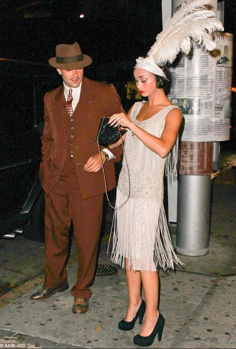 Brilliant Halloween costumes inspired by celebrities like Cara De Levigne Feathered Headpiece, Estilo Charleston, Look Gatsby, Gatsby Outfit, Gatsby Party Outfit, Gatsby Party Dress, 1920s Fashion Dresses, Gatsby Costume, Roaring 20s Party