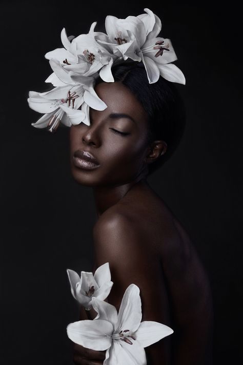 Portrait of a beautiful woman surrounded by white flowers. Portrait Photography Tips, Studio Portrait Photography, Photographie Portrait Inspiration, Creative Photoshoot Ideas, Portrait Photography Women, Flowers In Her Hair, Creative Portrait Photography, Portrait Photoshoot, Studio Portrait