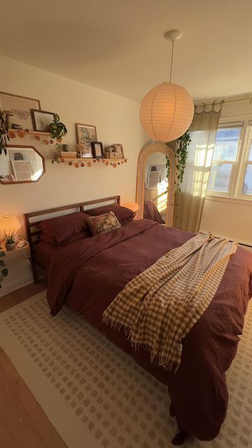 natalie doef on Instagram: "new chestnut linen bedding from @pigletinbed 🫶🏽 this brown colour is so perfect for fall & winter 🥹 . . . #linenbedding #pigletinbed #roommakeover room makeover bedroom interior design #bedroominspo inspo #ａｅｓｔｈｅｔｉｃ home decor bohemian dried oranges" Earth Tones Room Decor, Modern Orange Bedroom, Dark Orange Bedding, Warm Colour Bedroom, Brown Room Aesthetic Bedroom, Brown Room Ideas Bedrooms, Brown Red Bedroom, Bedding Color Pallete, Brown Bed Decor