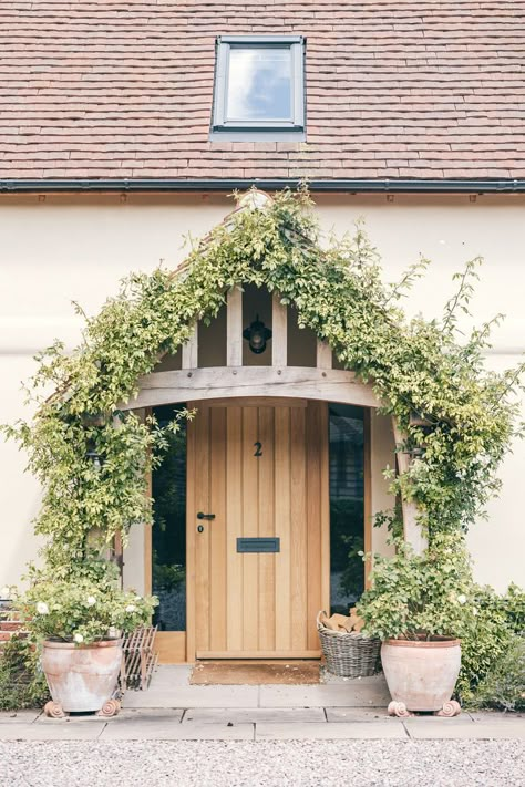 Brick House Exterior Makeover, Country Front Door, Oak Porch, Minwax Stain Colors, Cottage House Interior, Border Oak, Cottage Front Doors, Oak Front Door, Porch Kits