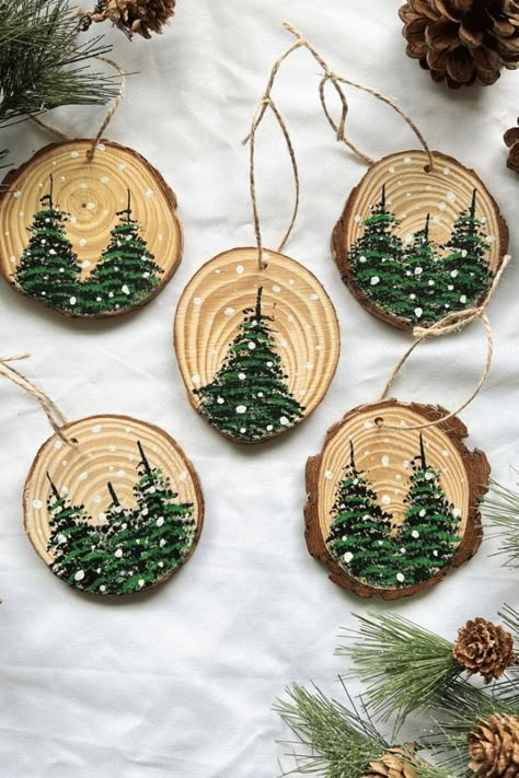 hand painted wood slice ornaments Wood Slices Wreath, Small Diy Wood Gifts, Christmas Tree With Wooden Ornaments, What To Do With Wood Slices, Diy Hand Painted Wood Ornaments, Wood Rounds Crafts Diy Projects, Diy Wood Ornaments Craft Ideas, Wood Burn Ornaments Tree Slices, Hand Painted Christmas Ornaments Diy