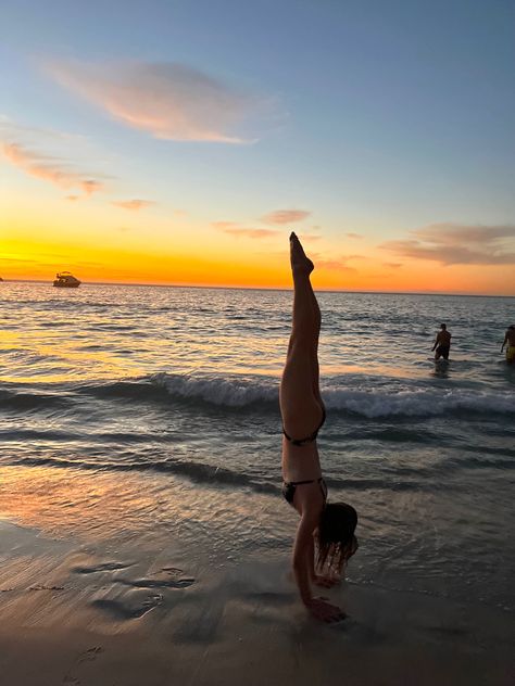 Gymnastics Beach Pictures, Vision Board Gymnastics, Handstand Aesthetic, Gymnastic Aesthetic, Wheel Gymnastics, Senior Spring Break, Beach Gymnastics, Gymnastics Handstand, Gymnastics Aesthetic