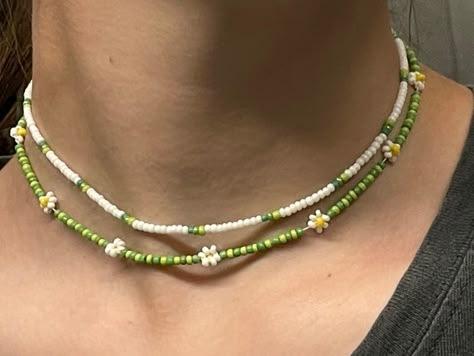 Beaded Jewelry Green, Aesthetic Bead Necklace, Green Beaded Jewelry, Necklace Diy Aesthetic, Bead Necklace Aesthetic, Necklace Diy Ideas, Pearl Necklace Diy, Trendy Beaded Necklace, Diy Beaded Rings