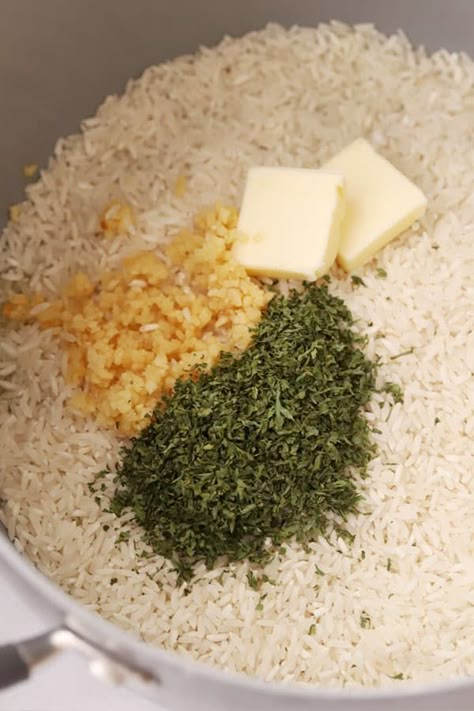 Garlic Parmesan Rice Rice Cooker Garlic Rice, Garlic Parmesan Rice, Buttered Rice Recipe, Garlic Rice Recipes, Tasty Rice Recipes, Garlic Butter Rice, Parmesan Rice, Herbed Rice, Jasmine Rice Recipes