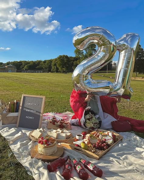 Intimate settings Picnic Set Up Birthday, Cute Birthday Picnic Ideas, Intimate 21st Birthday Ideas, Picnic Birthday Party Decorations, 21st Birthday Picnic Ideas, Birthday Picnic Decor, Intimate Birthday Ideas For Him, Picnic Ideas For Birthday, Birthday Picnic Ideas For Him