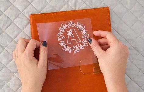 Vinyl On Leather Heat Transfer, Cricut Leather, Monogram Notebook, Cricut Monogram, Leather Working Patterns, Diy Monogram, Leather Binder, Cricut Tips, Diy Bags Purses