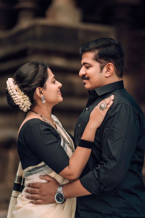 25th Wedding Anniversary Photo Ideas, 25th Anniversary Picture Ideas, 25th Anniversary Photoshoot, 25th Anniversary Photo Shoot Ideas, Tamil Engagement, Anniversary Poses, South Indian Look, Mom Dad Anniversary, Engagement Stage